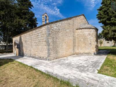 ...mentre sul lato opposto sporge un�abside con copertura a semicalotta